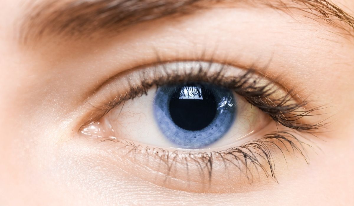 Jakie kolczyki pasują do niebieskich oczu?